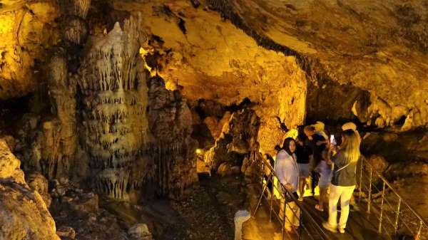 UNESCO'nun kültür miras listesinde, serinlemek isteyenler bu mağaraya akın ediyor