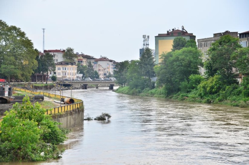 Samsun'da Terme Çayı taşma noktasına geldi