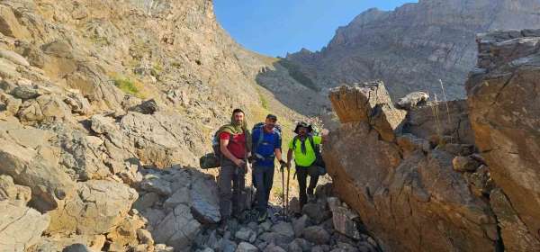 Hakkari'de intiharlara dikkat çekmek için Sümbül Dağı'na tırmandılar