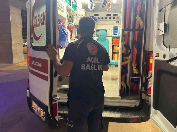 Bıçaklanan genç hastaneye kaldırıldı