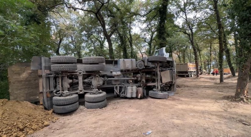 Samsun'da hafriyat kamyonu devrildi: 1 yaralı