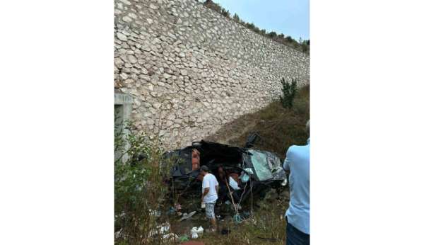 Hurdaya dönen otomobil iki kişiye mezar oldu