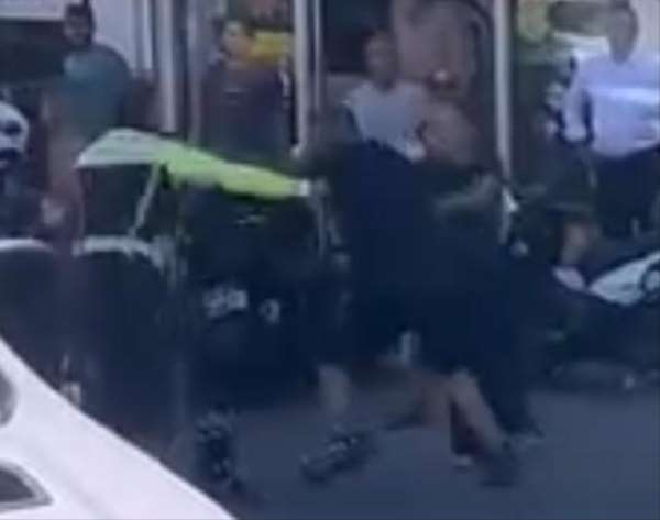İzmir'de polise tekmeli yumruklu saldırı
