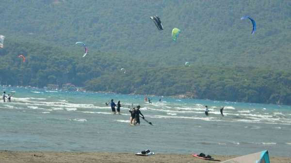 Oyuncu Deniz'den Akyaka'ya övgü: 'Uçurtma sörfü için mükemmel bir yer'