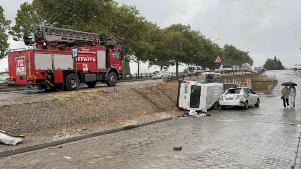 Samsun'da yoldan çıkan minibüs iki araca çarparak devrildi
