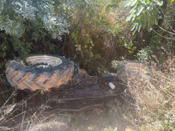 Devrilen traktörün altındaki sürücüyü itfaiye ekipleri kurtardı