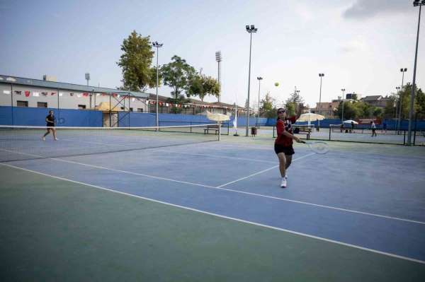 Mersin'de 30 Ağustos coşkusu tenis kortlarına taşındı