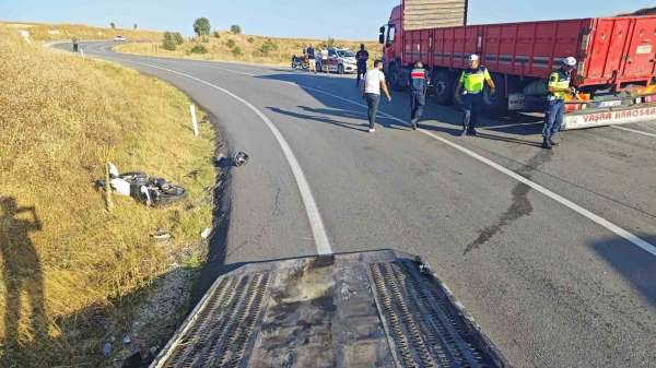 Yalvaç'ta kamyonla çarpışan motosikletli, kaskı sayesinde kazayı ağır yaralanmadan atlattı