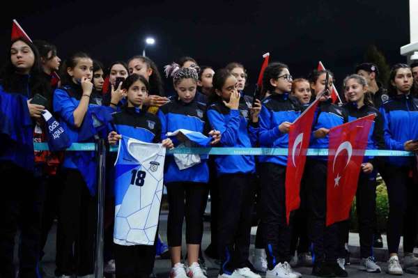 2024 Paris Olimpiyatları'na katılma hakkı kazanan Filenin Sultanları, Türkiye'ye döndü