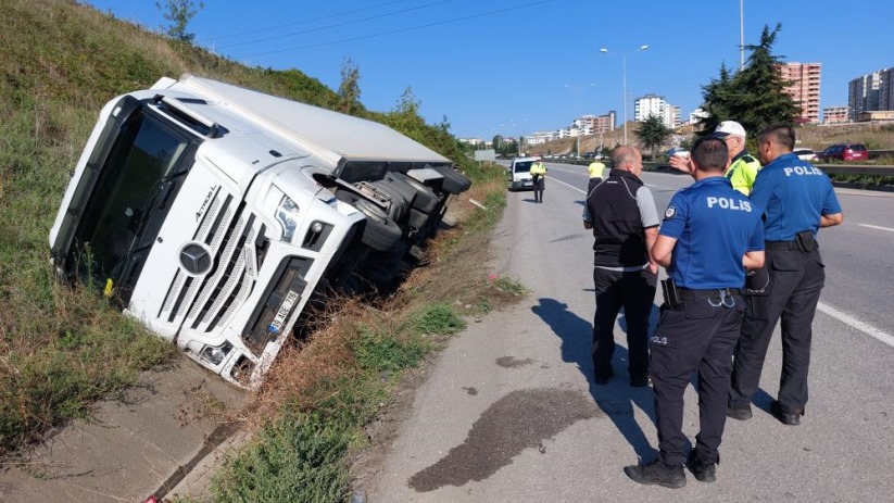 Samsun'da polis, devrilen tırın sürücüsünü su ikram ederek teselli etti