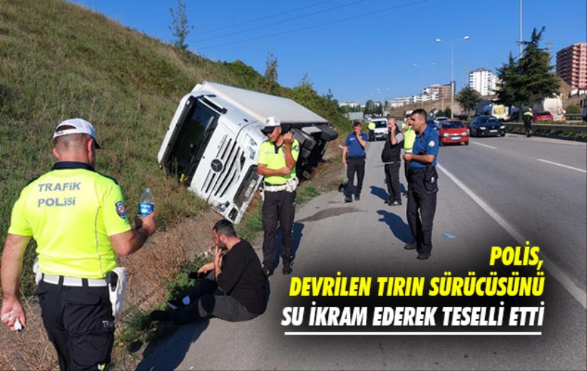 Samsun'da polis, devrilen tırın sürücüsünü su ikram ederek teselli etti