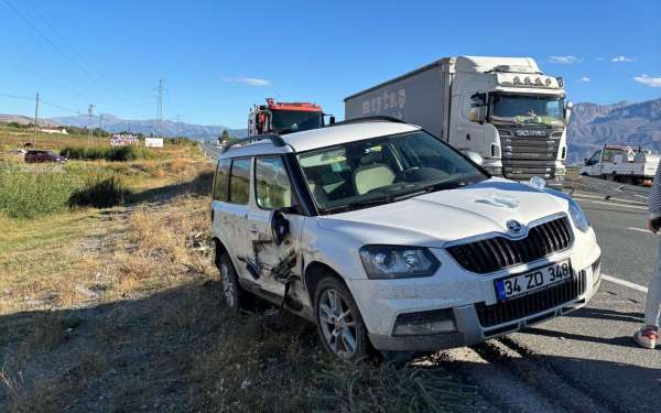 Erzincan'da trafik kazası: 3 yaralı