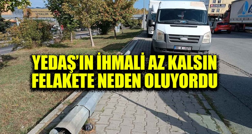Minibüs, yıkılan direkten santimlerle kurtuldu