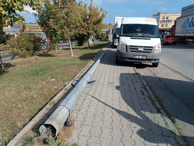 Minibüs, yıkılan direkten santimlerle kurtuldu