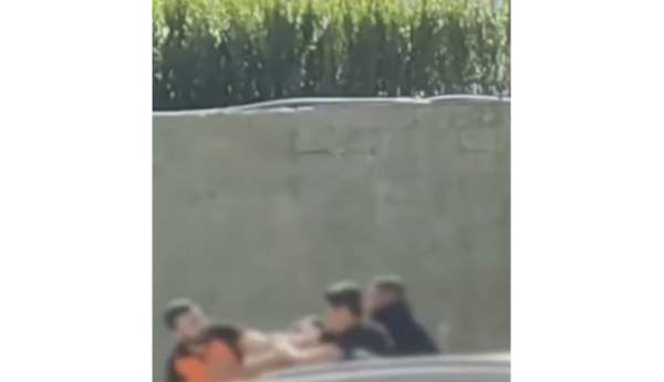 Cadde ortasında sopalı bıçaklı kavga: 3 yaralı