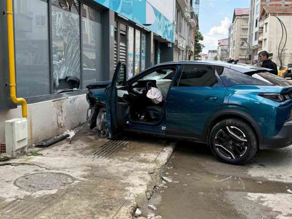 Samsun'da kontrolden çıkan otomobil, park halindeki araçlara çarptı: 1 yaralı