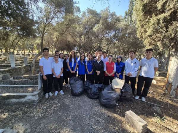 Yenipazar'da gençler şehitlikte temizlik yaptı