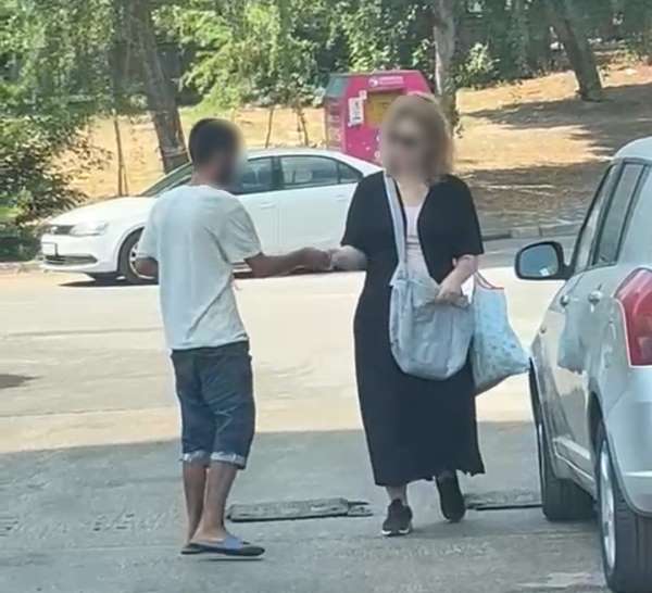 Sokak ortasında uçucu madde kullandı, kadının yolunu kesip para istedi