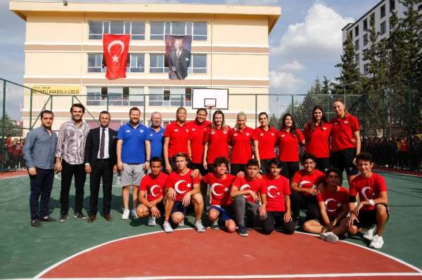 Kadın basketbolcular liseli öğrencilerle buluştu