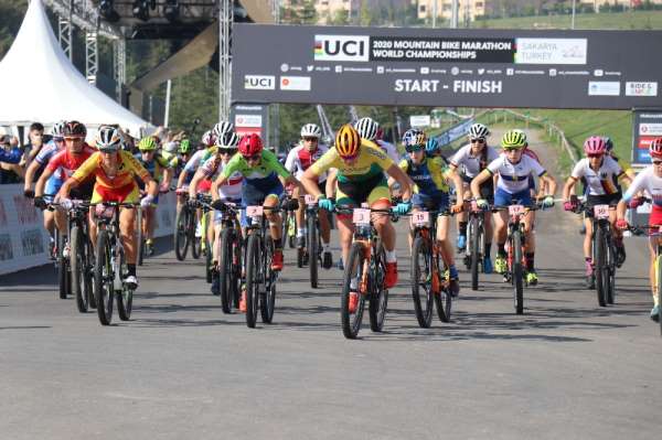 Dünya Dağ Bisikleti Maraton Şampiyonası 'Elite kadınlar' kategorisinin startı ve