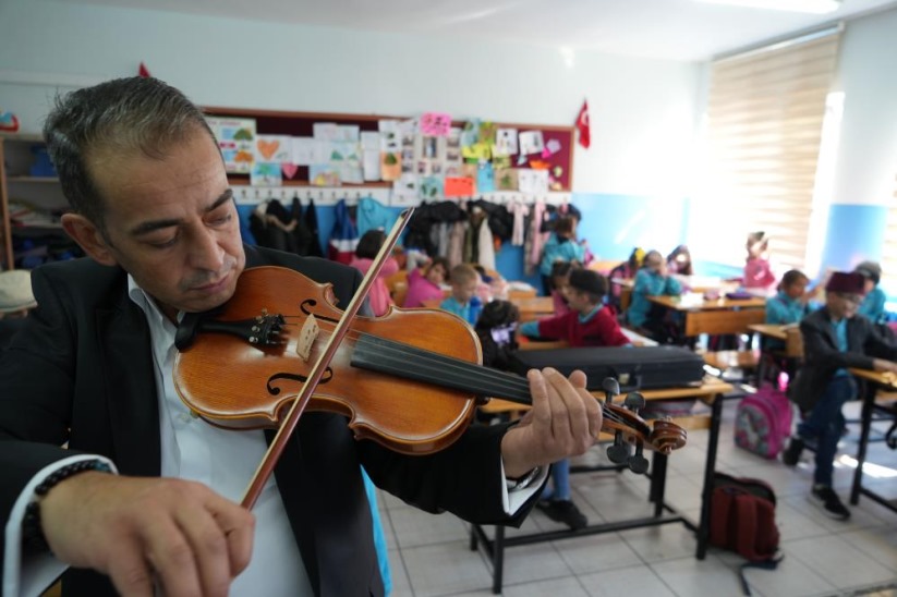 Samsun'da sınıf öğretmeni 'Bakkal Amca' ismini verdiği kukla ile dersleri işliyor