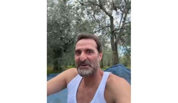 Çakallarla Dans'ın Köfte Necmi'si ilk zeytin hasadını yaptı