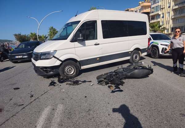 Alanya'da motosiklet ile minibüs çarpıştı: Üniversite öğrencisi genç kız hayatını kaybetti