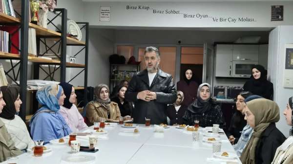 Bayburt'ta üniversite öğrencileriyle hadis sohbeti yapıldı