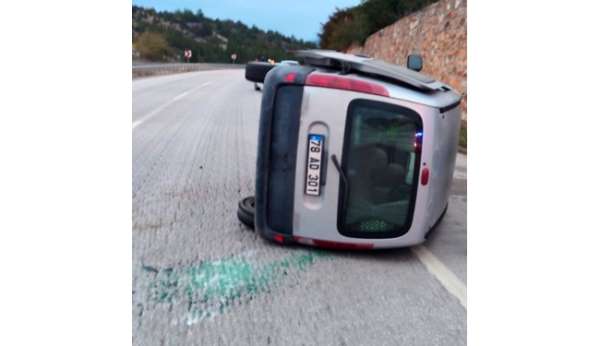 Önce refüje ardından otomobile çarparak devrildi: 1 yaralı