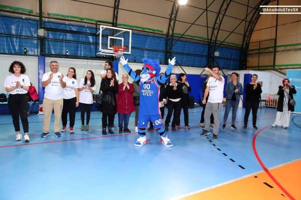 Anadolu Efes, EuroLeague One Team Projesi'nin altıncı çalışmasını gerçekleştirdi
