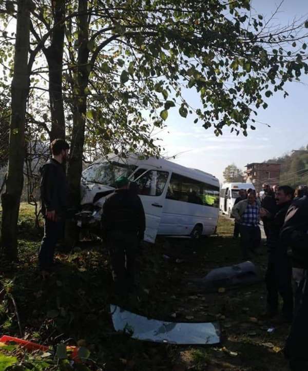 Rize'de trafik kazası: 15 yaralı 