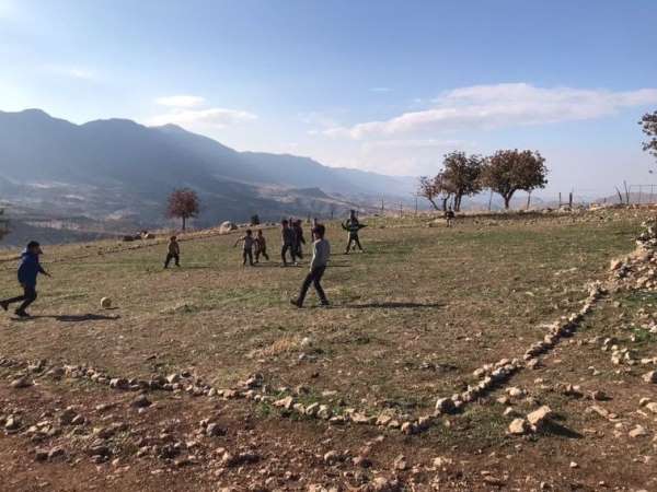 Eruh'ta park ve halı sahası olmayan çocuklar, valiye seslendi - Siirt haber