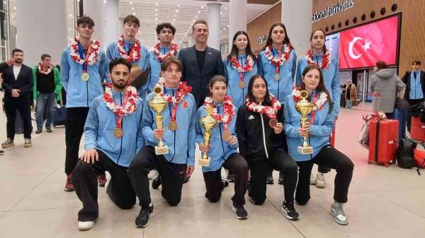 Bosna Hersek'te şampiyon olan Tekvando Milli Takımı yurda döndü