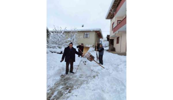 Tokat'ta köy halkı kar yağışını türkülerle karşıladı