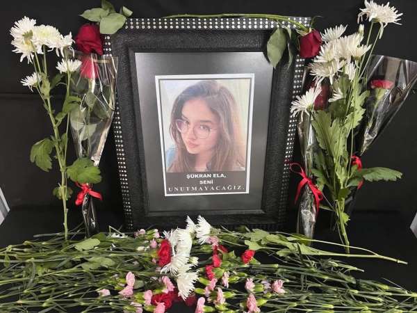 Kazada hayatını kaybeden Şükran'ın sınıfındaki sırasına arkadaşları çiçekler bıraktı