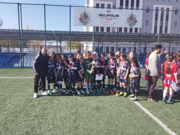 Özalplı kız futbol takımı il birincisi oldu