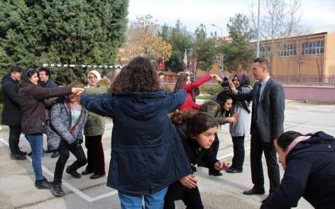 Milli Eğitim Müdüründen liselilere sıra dışı oyun 