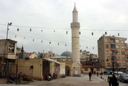 Roketli saldırının hedefi olan cami ibadete açıldı 