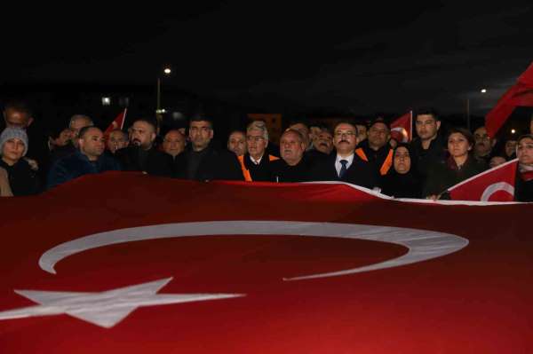 Iğdır'da dev Türk bayraklarıyla teröre lanet yürüyüşü yapıldı