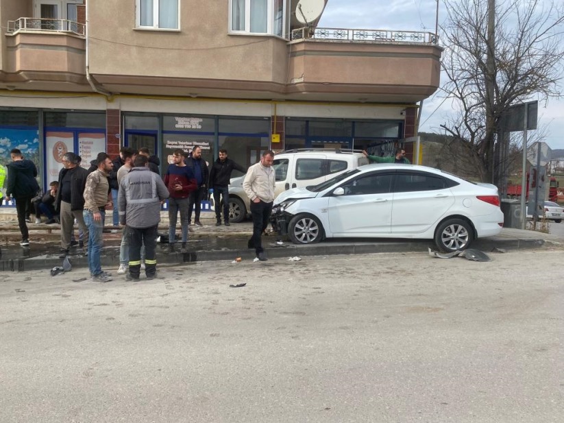 Samsun'da otomobil, ara yoldan caddeye çıkan araca çarptı: 1 yaralı