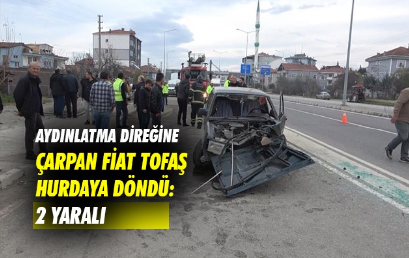 Samsun'da aydınlatma direğine çarpan Fiat Tofaş hurdaya döndü: 2 yaralı