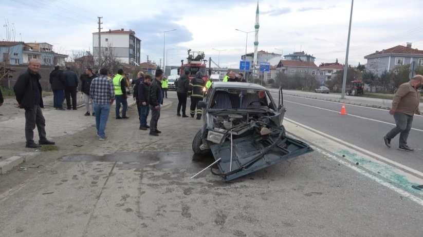 Samsun'da aydınlatma direğine çarpan Fiat Tofaş hurdaya döndü: 2 yaralı