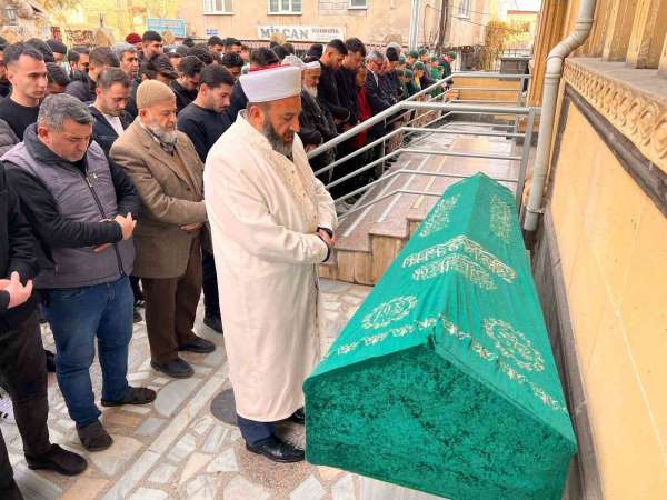 Kazada ölen nişanlı çift yan yana toprağa verildi