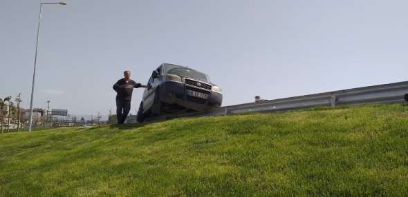 Seyir halindeki araçta çay keyfi kaza ile sonuçlandı