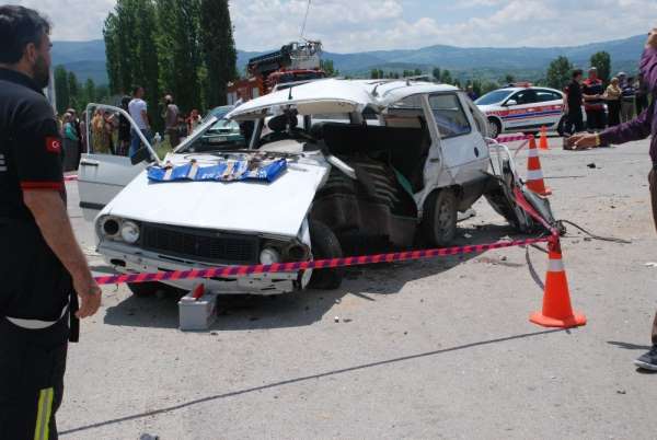 Gediz'de trafik kazası: 2 ölü, 2 yaralı 