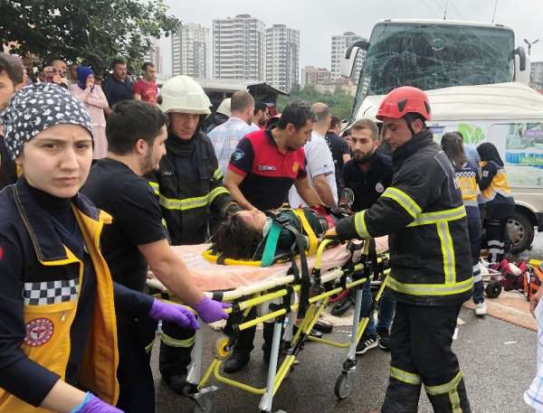 Yolcu otobüsü ile minibüs çarpıştı: 3 ölü, 11 yaralı