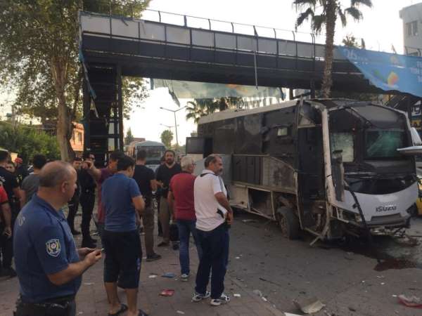 Adana'da çevik kuvvet servisine bombalı saldırı 