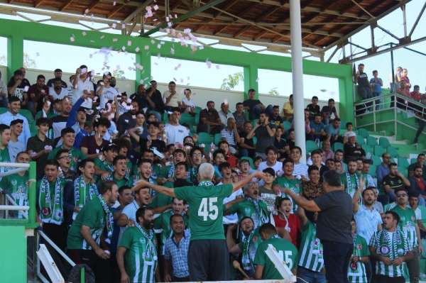 Salihli'de taraftardan çağrı: 'Tek yürek olup, bu takıma sahip çıkalım' 