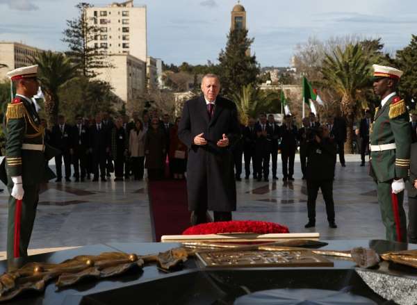 Cumhurbaşkanı Erdoğan Cezayir'de Şehitler Abidesi'ni ziyaret etti 