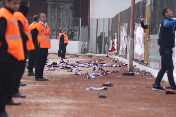 Hatayspor-Menemenspor maçında atkılar sahaya atıldı 
